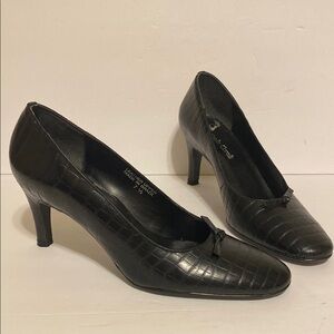 Black Leather Heels Croc Embossed Medium Height Bows Closed Toe Made in Brazil